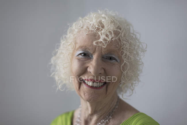 Портрет счастливая, уверенная пожилая женщина — стоковое фото