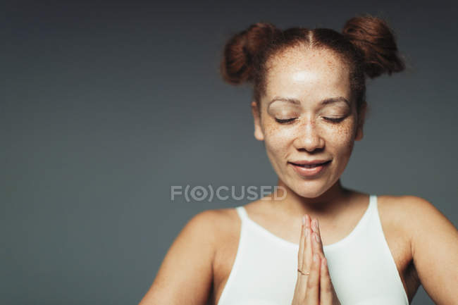 Portrait femme sereine avec des taches de rousseur méditant avec les yeux fermés — Photo de stock