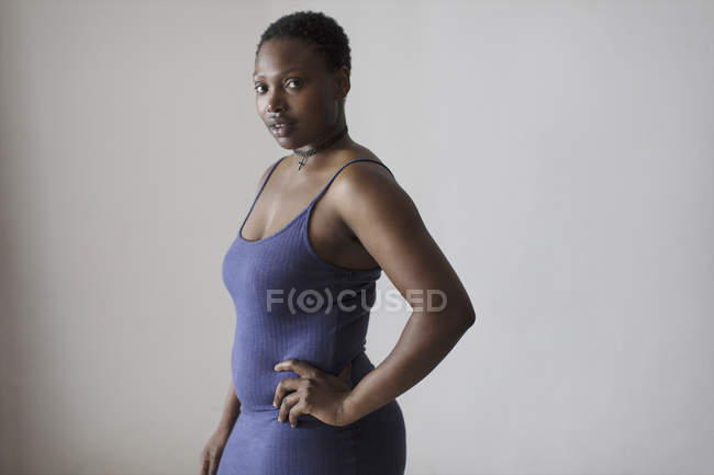 Ritratto donna seria e sicura di sé con mano sull'anca — Foto stock