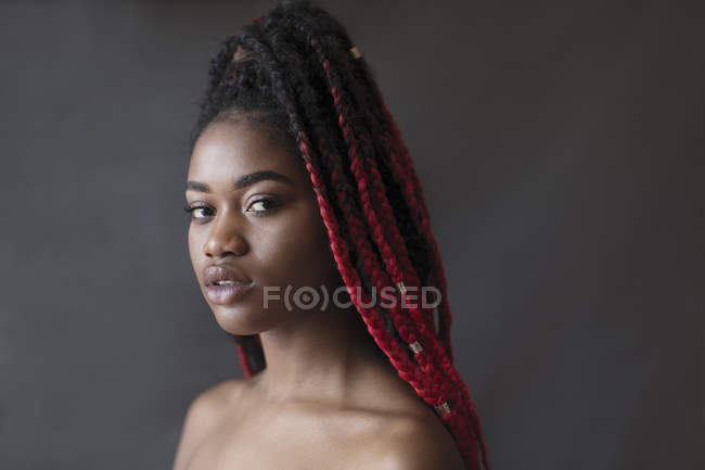 Porträt selbstbewusste, coole junge Frau mit roten Zöpfen — Stockfoto