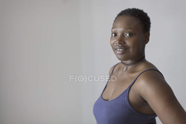 Porträt selbstbewusste Frau blickt in die Kamera — Stockfoto