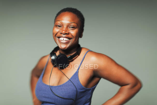 Ritratto donna sorridente e sicura di sé con cuffie — Foto stock