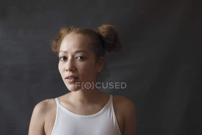 Retrato confiante, mulher séria — Fotografia de Stock