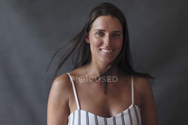 Porträt lächelnde, selbstbewusste Frau — Stockfoto