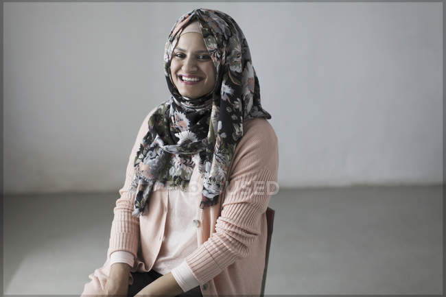 Портрет улыбающейся, уверенной в себе женщины в цветочном хиджабе — стоковое фото