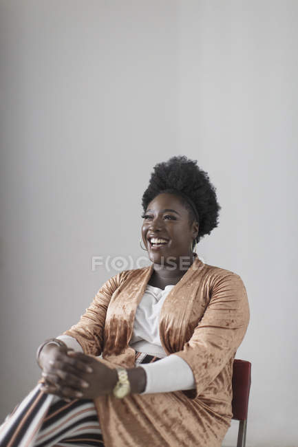 Ritratto donna ridente guardando altrove — Foto stock