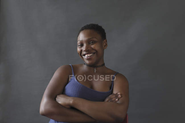Retrato sorridente, mulher confiante com os braços cruzados — Fotografia de Stock
