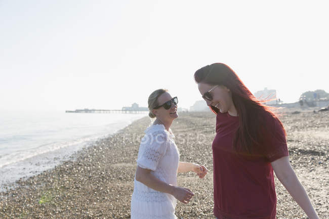 Glückliches lesbisches Paar am sonnigen Strand — Stockfoto