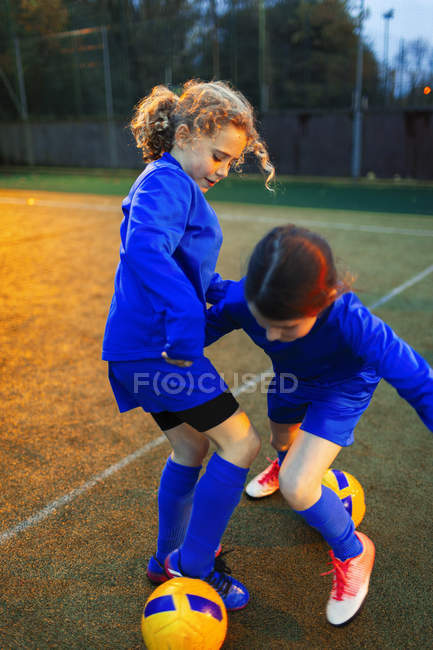 Jogadoras de futebol praticando em campo — Fotografia de Stock