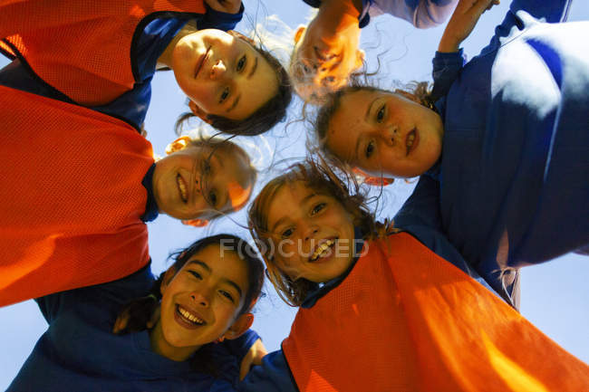 Portrait girls soccer team in huddle — Stock Photo
