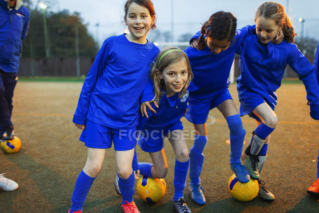 Портрет щасливих дівчат футбольної команди на полі — стокове фото