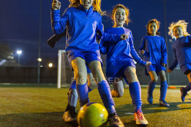 Mädchenfußballmannschaft übt nachts auf dem Platz — Stockfoto