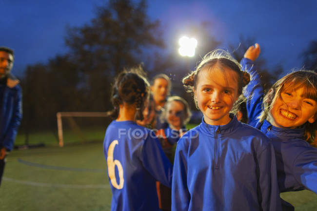 Портрет впевнений, щаслива дівчина футболістів на поле вночі — стокове фото