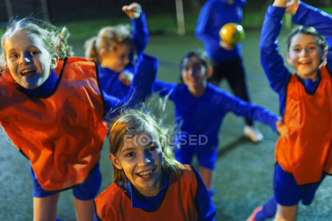 Portrait filles enthousiastes équipe de football acclamations — Photo de stock