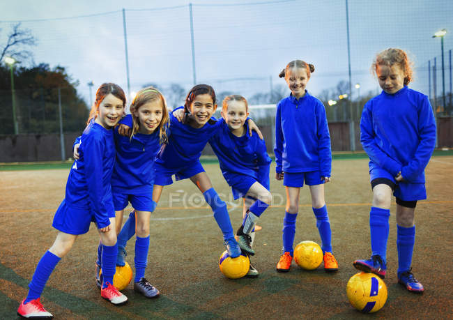 Portrait confident girls soccer team — Stock Photo