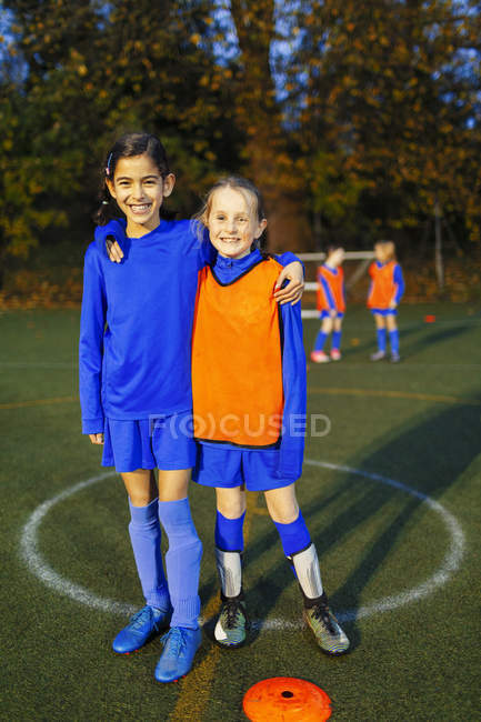 Portrait souriant, filles confiantes joueurs de football — Photo de stock