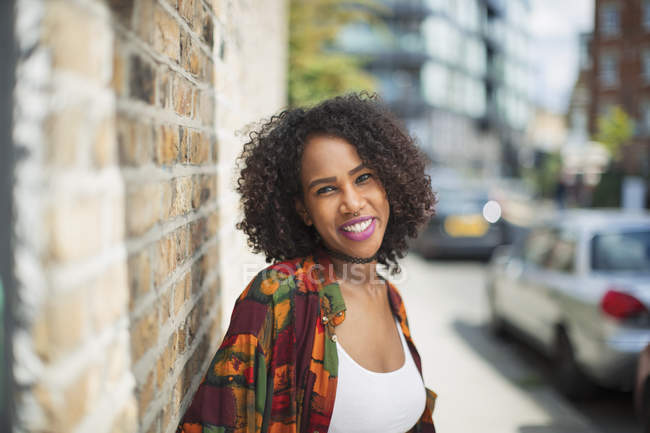 Портрет счастливая, уверенная молодая женщина на городском тротуаре — стоковое фото