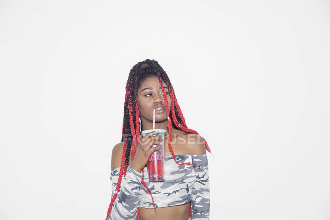 Legal jovem mulher beber smoothie — Fotografia de Stock