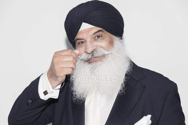 Portrait confident senior man with white beard wearing turban — Stock Photo