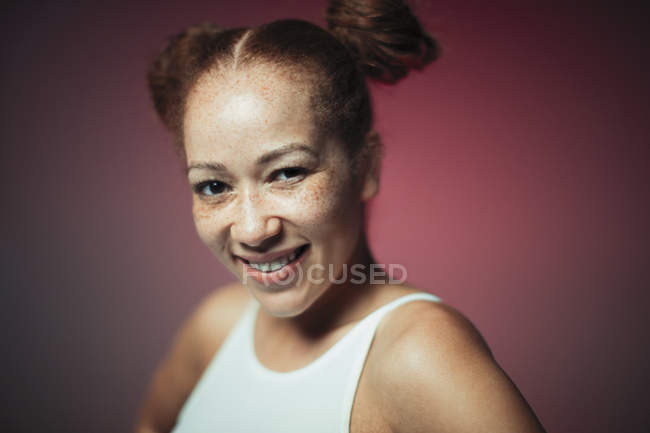 Portrait souriant, confiant jeune femme avec des taches de rousseur — Photo de stock