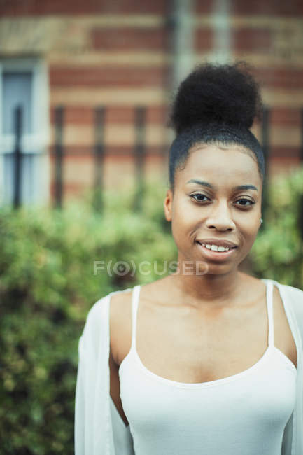Porträt lächelnde junge Frau — Stockfoto