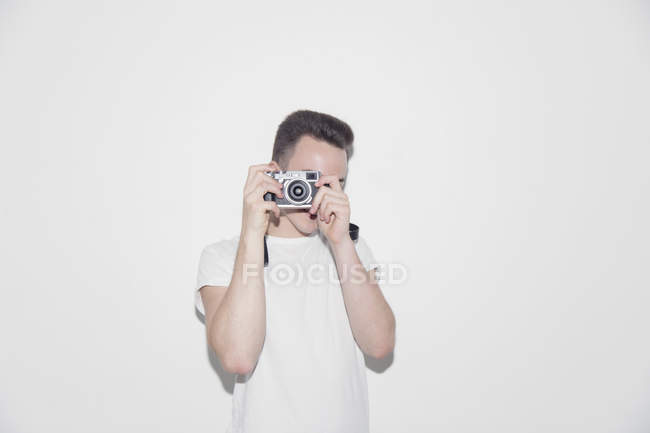 Adolescente usando câmera retro — Fotografia de Stock