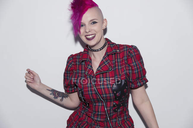 Porträt lächelnde, selbstbewusste junge Frau mit rosa Mohawk — Stockfoto