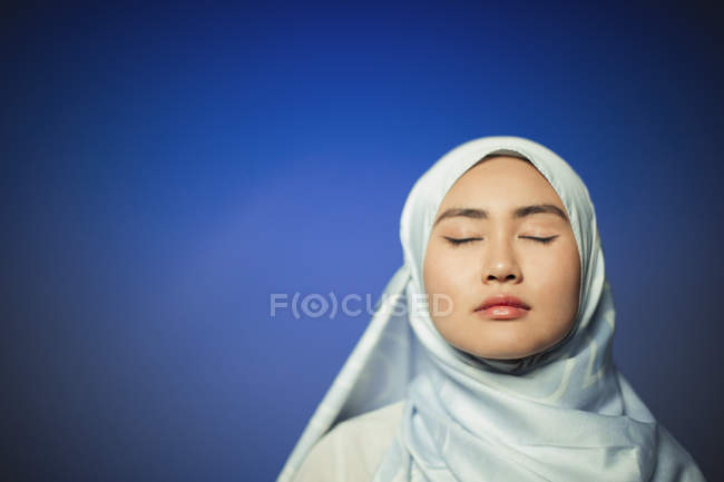 Спокойная девушка в синем шелковом хиджабе — стоковое фото