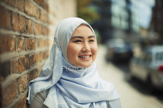 Портрет улыбающейся, уверенной молодой женщины в синем шелковом хиджабе — стоковое фото