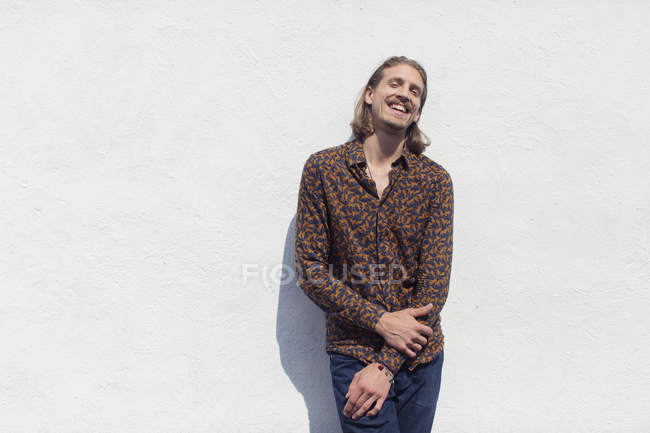 Retrato sorridente masculino hipster — Fotografia de Stock