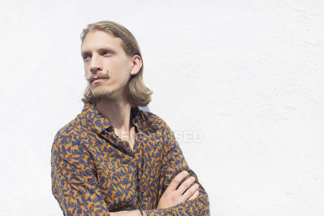 Porträt ernsthafter, nachdenklicher junger männlicher Hipster — Stockfoto