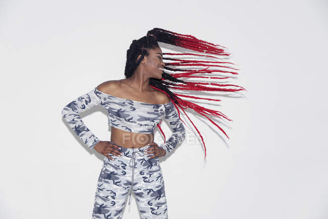 Despreocupado jovem mulher em camuflagem roupas lançando cabelo — Fotografia de Stock