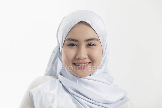 Ritratto sorridente, giovane donna sicura di sé con hijab di seta blu — Foto stock