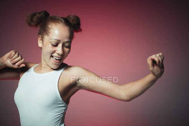 Безтурботний молода жінка танцює — стокове фото