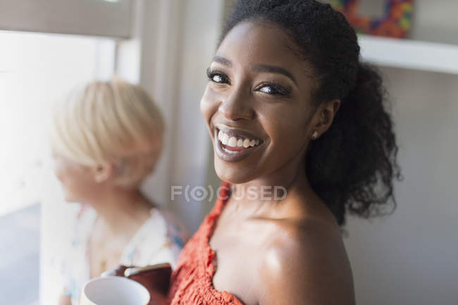Портрет улыбается, уверенная молодая женщина — стоковое фото
