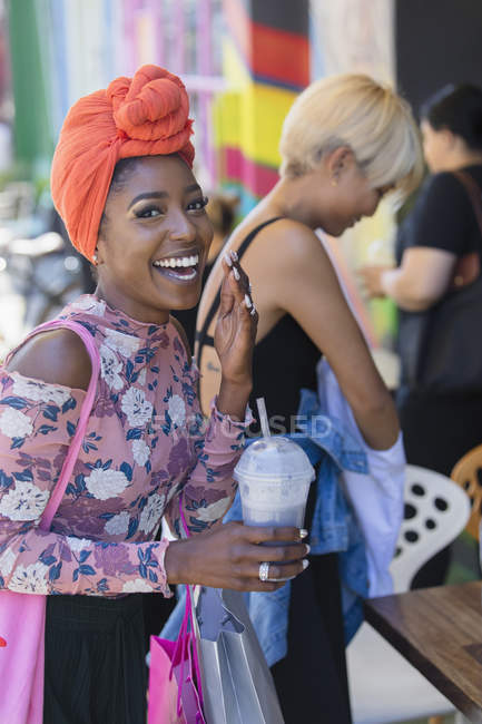 Retrato feliz, despreocupado jovem mulher no lenço de cabeça bebendo smoothie — Fotografia de Stock