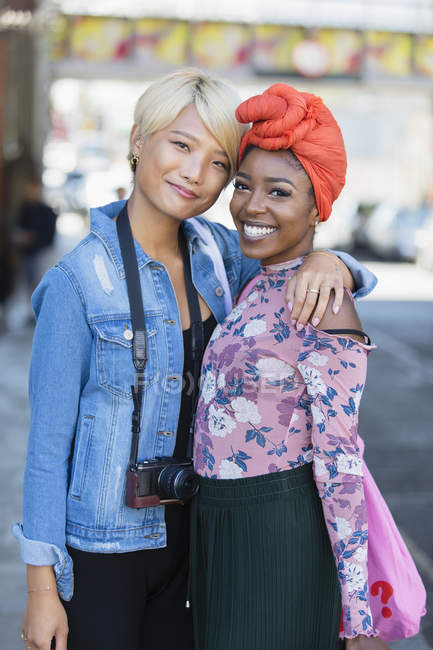 Porträt lächelnd, selbstbewusste junge Freundinnen umarmen sich — Stockfoto