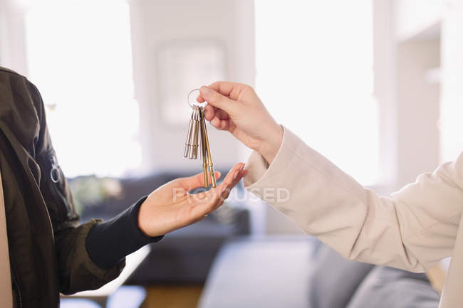 Real estate agent giving keys to homeowner — Stock Photo