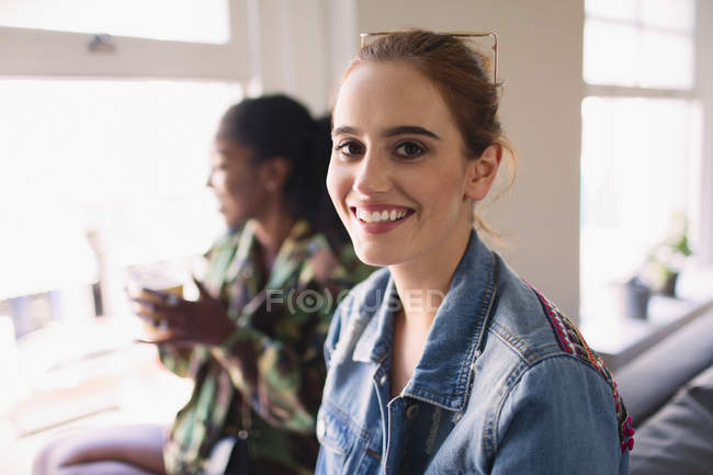 Porträt lächelnde, selbstbewusste junge Frau — Stockfoto