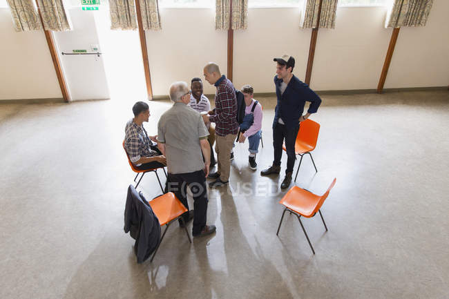 Homens falando em terapia de grupo — Fotografia de Stock