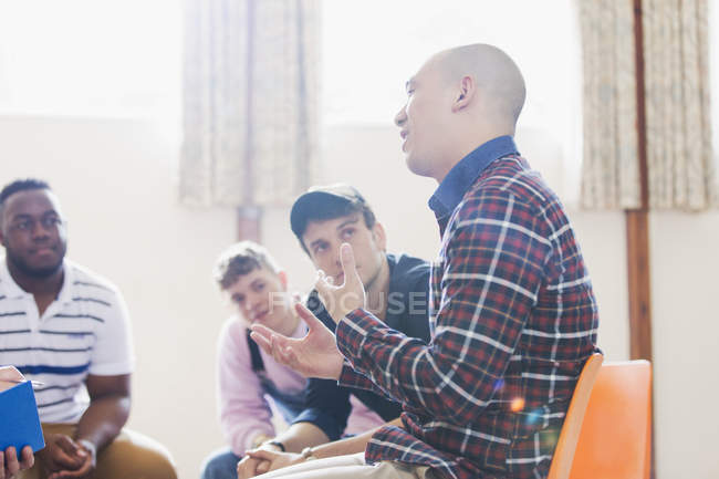 Homens conversando e ouvindo em terapia de grupo — Fotografia de Stock