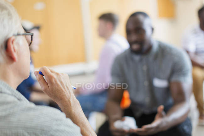 Männer reden und hören in Gruppentherapie — Stockfoto