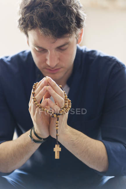 Спокойный человек молится с четками — стоковое фото