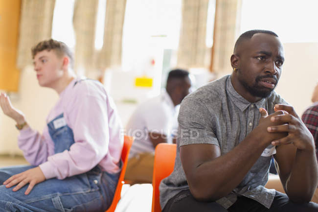 Мужчины разговаривают и слушают в групповой терапии — стоковое фото