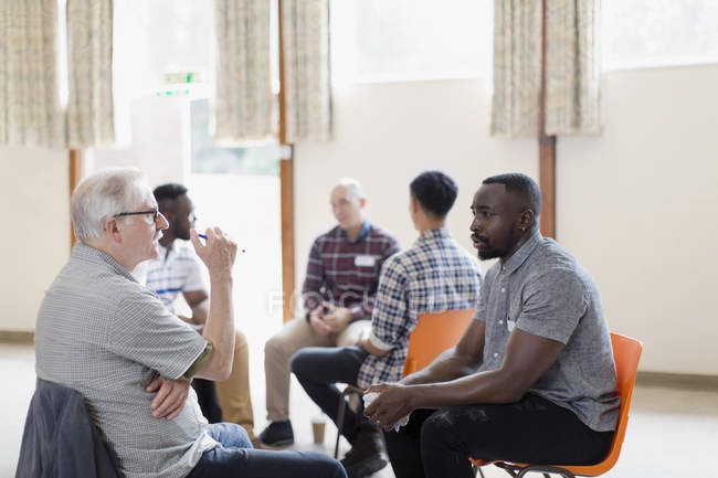 Чоловіки розмовляють груповою терапією — стокове фото