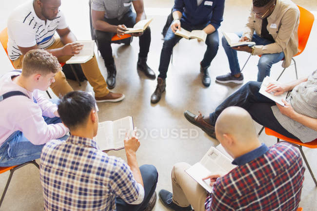 Hommes lisant et discutant la Bible en groupe de prière — Photo de stock