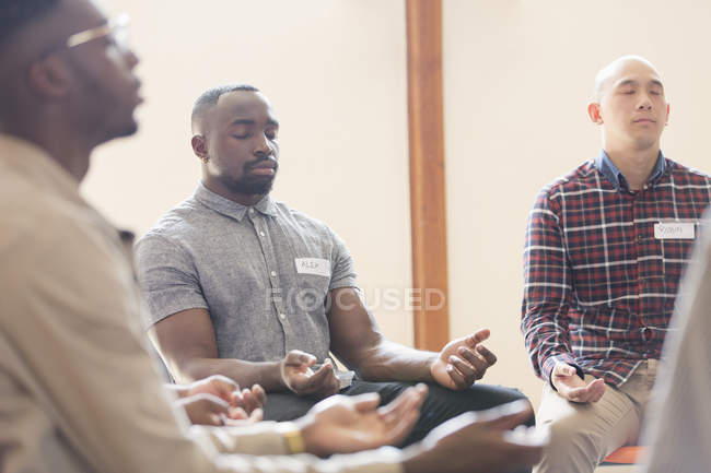 Männer beten mit geschlossenen Augen in Gebetsgruppe — Stockfoto