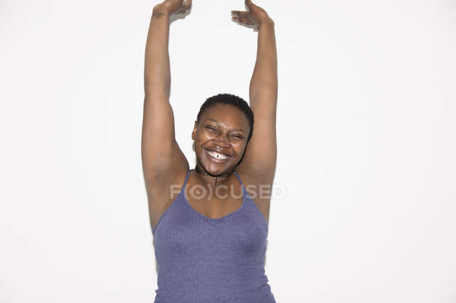 Ritratto donna esuberante con le braccia alzate — Foto stock