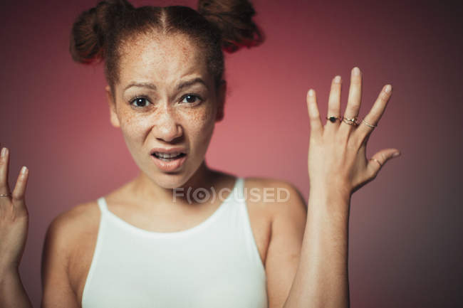 Portrait jeune femme frustrée gestuelle — Photo de stock