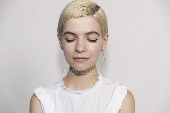 Gelassene junge Frau mit geschlossenen Augen — Stockfoto